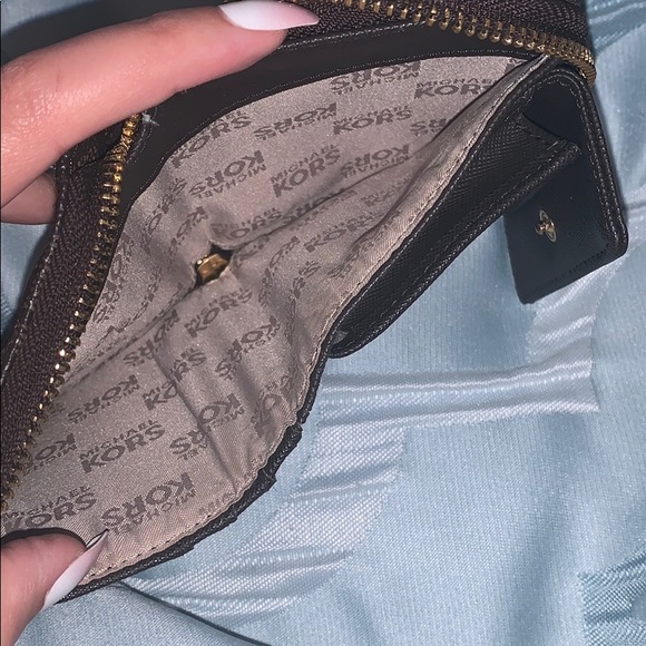 ❌SOLD❌ Michael Kors Wallet - Picture 8 of 8